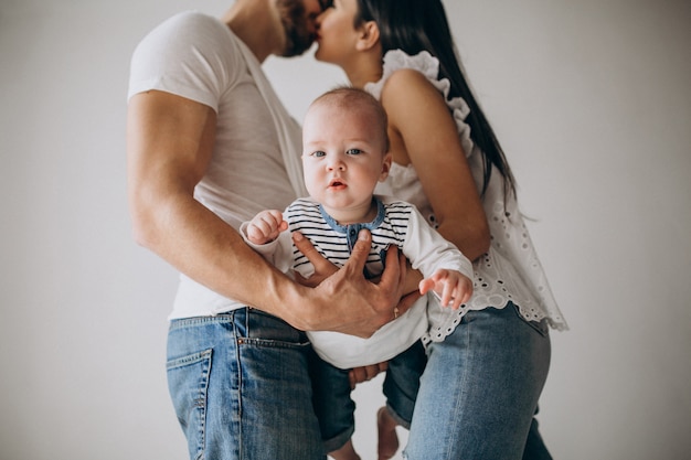 Famille heureuse avec leur premier enfant