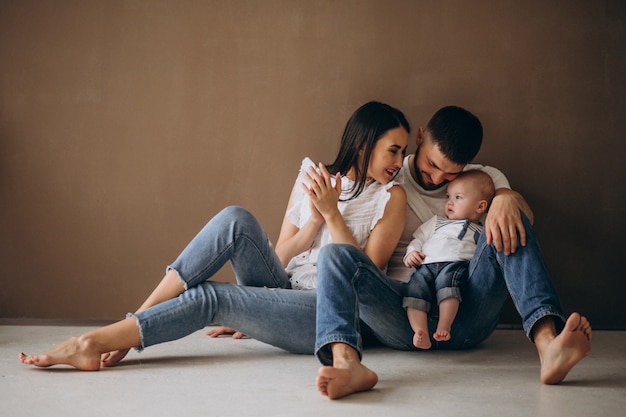 Famille heureuse avec leur premier enfant