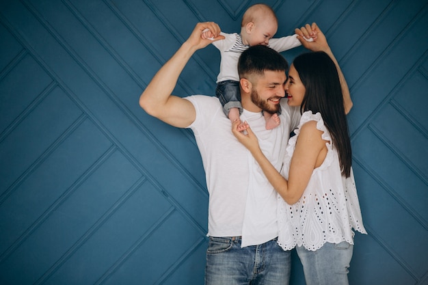 Famille heureuse avec leur premier enfant