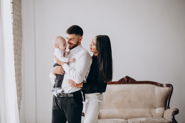 Famille heureuse avec leur premier enfant