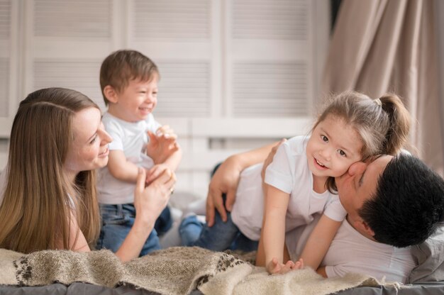 Famille heureuse à la maison ensemble