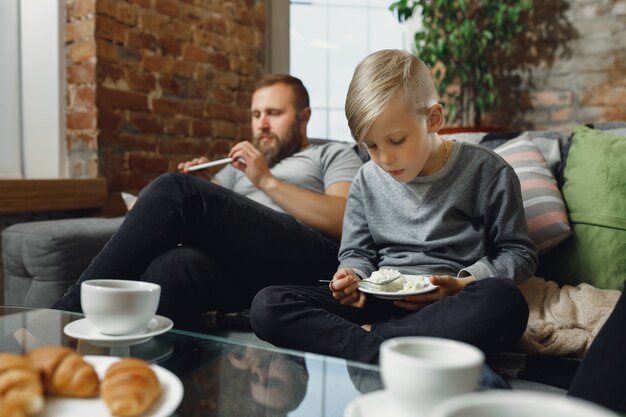 Famille heureuse à la maison, passer du temps ensemble. S'amuser, avoir l'air joyeux et charmant.