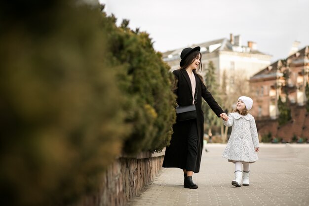 Famille heureuse mère s femme