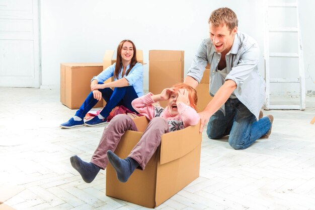 La famille heureuse pendant la réparation et le déménagement