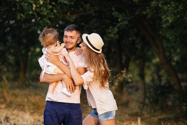 Famille Heureuse. Père, Mère Et Fille Dans Le Parc