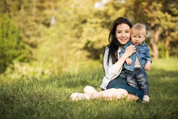 Famille heureuse petite petite fille