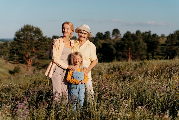 Famille heureuse de plein coup dans la nature