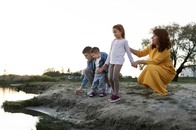 Famille heureuse de plein coup dans la nature