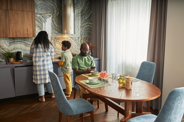 Famille heureuse de plein coup à la maison