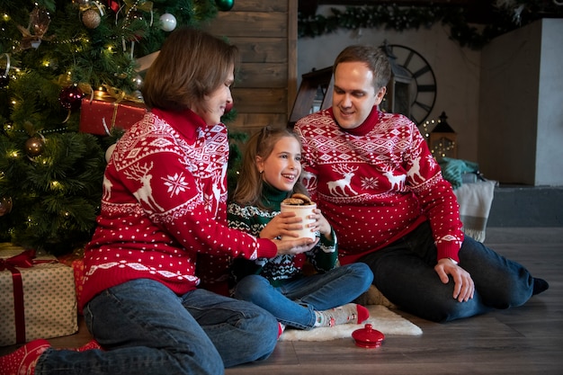 Photo gratuite famille heureuse de plein coup à la maison