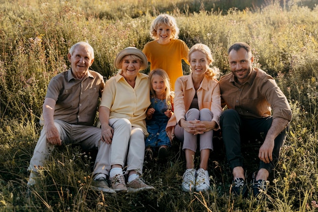 Famille heureuse de plein coup posant ensemble