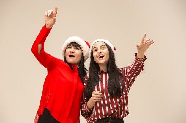 Famille heureuse en pull de Noël posant.