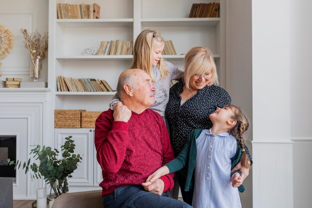 Famille heureuse de tir moyen à l'intérieur