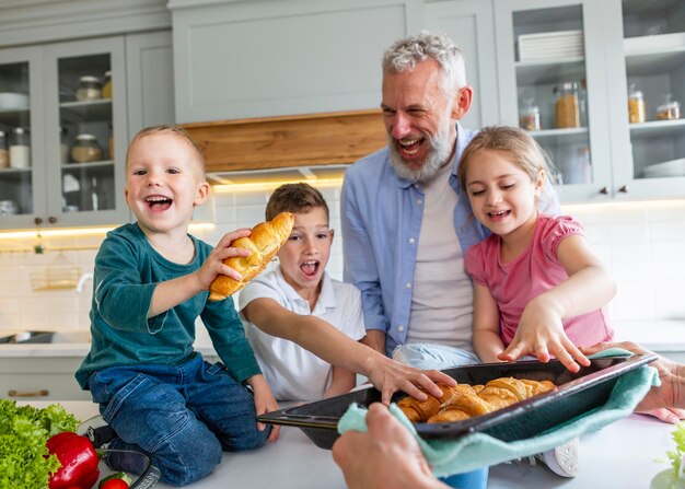 Famille heureuse de tir moyen avec de la nourriture