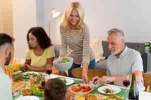 Photo gratuite famille heureuse en train de dîner ensemble