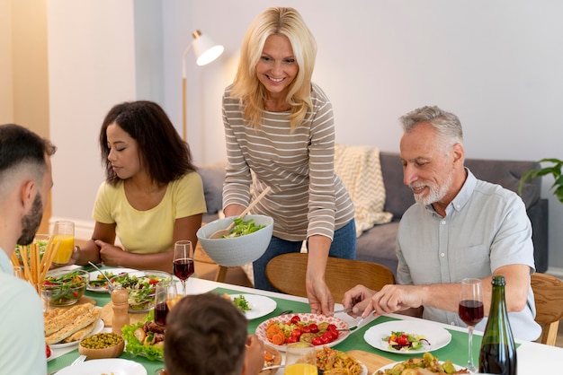 Famille heureuse en train de dîner ensemble