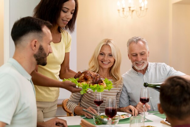 Famille heureuse en train de dîner ensemble