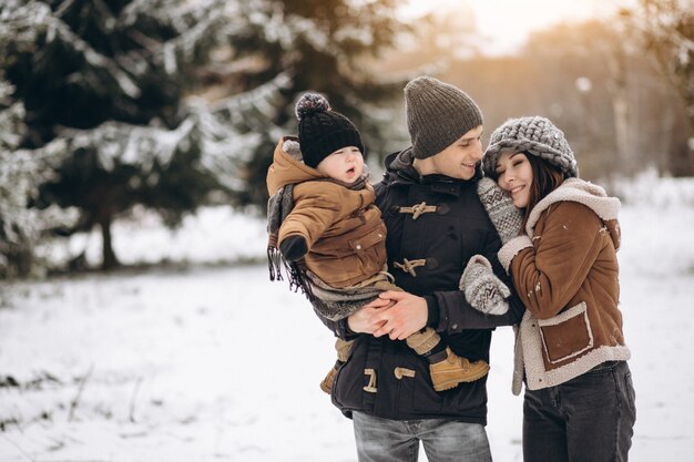 Famille en hiver en vacances