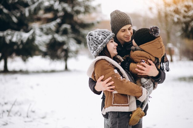 Famille en hiver en vacances