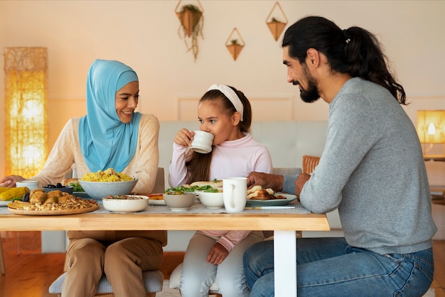 Photo gratuite famille islamique à coup moyen avec une cuisine délicieuse