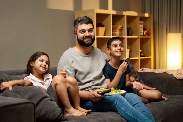 Famille islamique sur la vue latérale du canapé