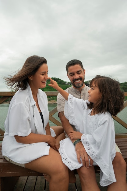 Photo gratuite une famille sur une jetée.