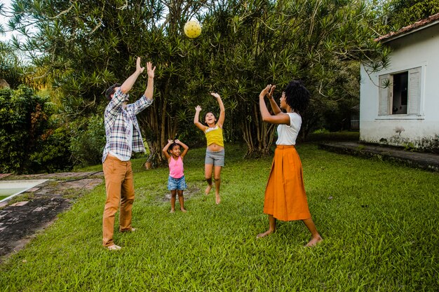 Famille jouant au ballon