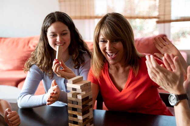 Famille jouant au jeu d'empilement à la maison