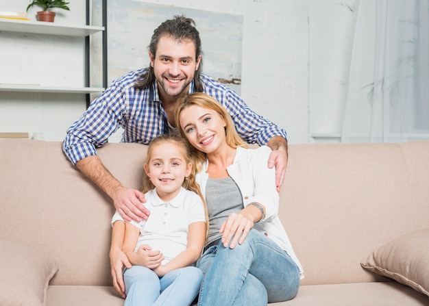 Famille jouant sur le canapé