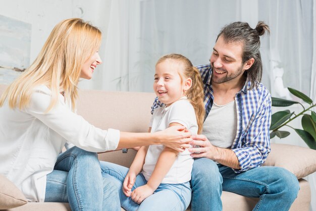 Famille jouant sur le canapé