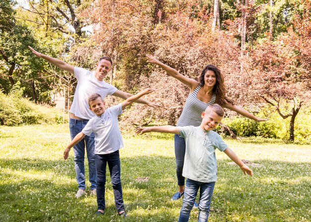 Famille jouant ensemble à l'extérieur