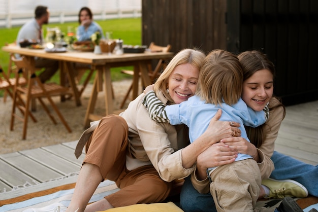 Photo gratuite famille jouant avec un garçon coup moyen