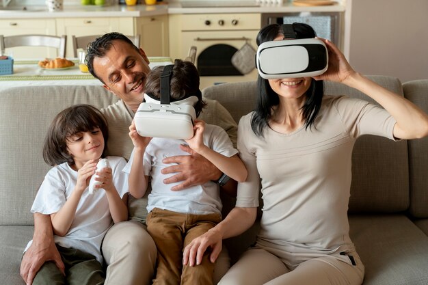 Famille jouant à un jeu de réalité virtuelle ensemble