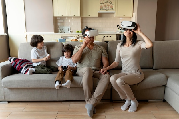 Famille jouant à un jeu de réalité virtuelle ensemble