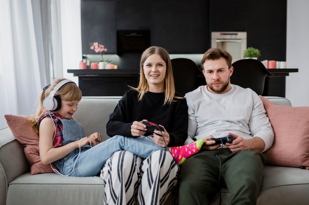 Photo gratuite famille jouant à des jeux vidéo