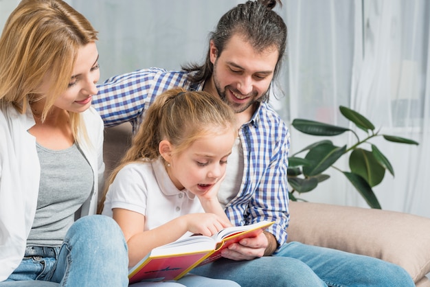 Famille, lecture, sofa