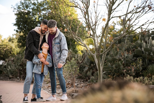 Photo gratuite famille lgbt heureuse