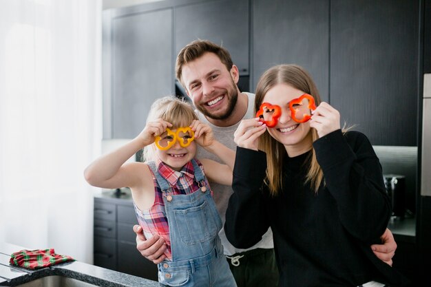 Famille avec des lunettes de poivre en regardant la caméra