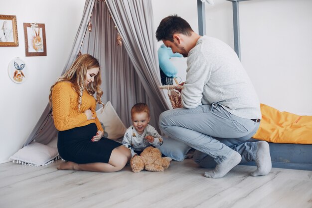 Famille à la maison assis sur le sol