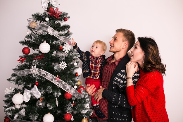 Famille à la maison à Noël