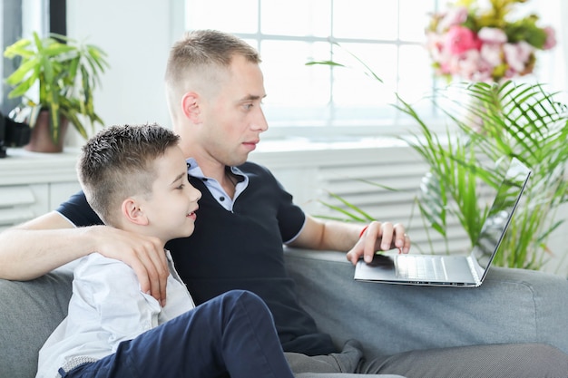 Photo gratuite famille à la maison