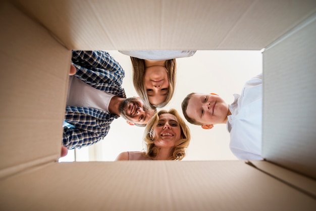 Photo gratuite famille à la maison