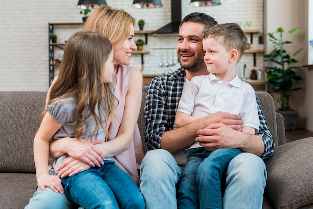 Famille à la maison