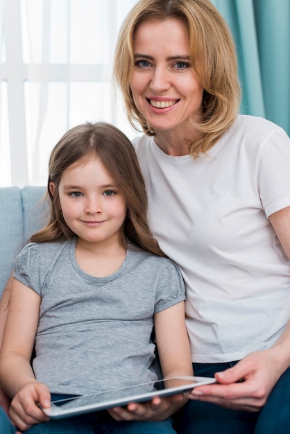 Photo gratuite famille à la maison