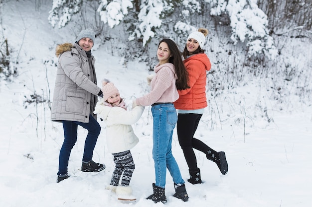 Famille marchant en hiver