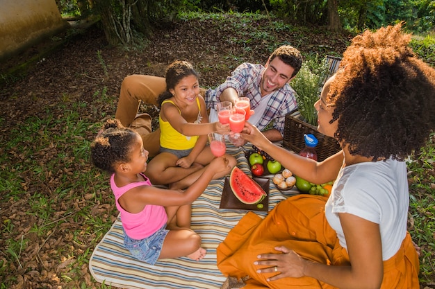 Famille mignonne ayant un pique-nique