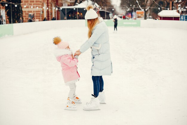 Famille mignonne et belle dans une ville d'hiver