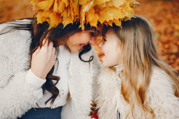 Famille mignonne et élégante dans un parc en automne