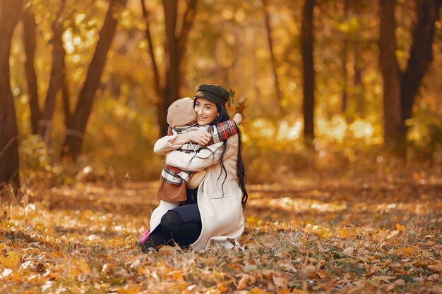 Famille mignonne et élégante dans un parc en automne