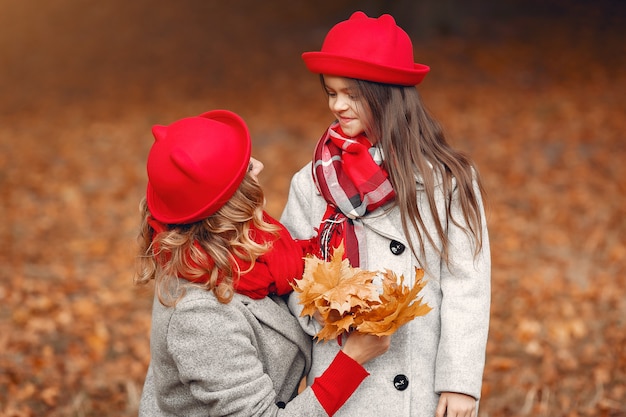 Famille mignonne et élégante dans un parc en automne